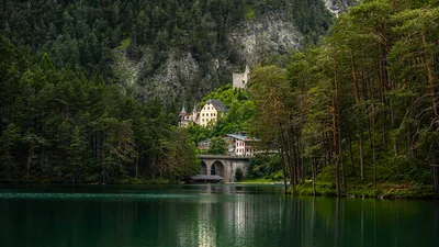 Castle Reflected in Alpine Lake Waters - free landscapes wallpaper 5120×2880