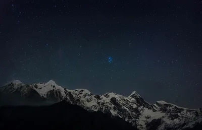 Snowy Peaks Under the Pleiades - free wallpaper 4000×2584