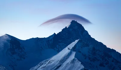 Snowy Peak Crowned With Orographic Clouds - free nature wallpaper 4975×2890