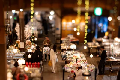 Festive Night Market with Holiday Decorations and Vendors - free photography wallpaper 5568×3712