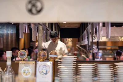 Japanese Ramen Restaurant Counter with Chef and Beer Taps - free photography wallpaper 5568×3712