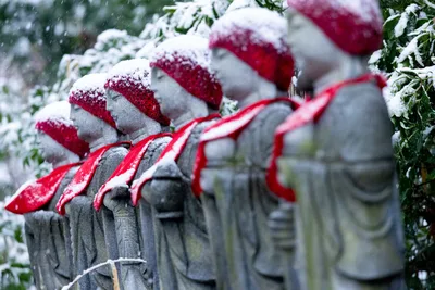 Stone Statues with Red Ribbons in Winter Snow - free city & urban wallpaper 2048×1365