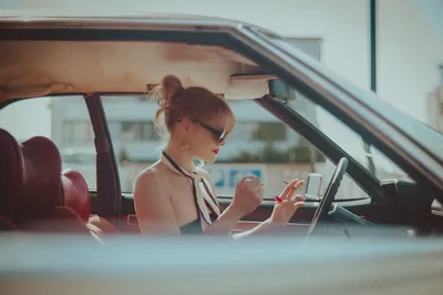 Woman in Convertible Car with Sunglasses - free wallpaper 3000×1996