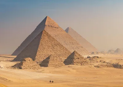 Great Pyramids of Giza Desert Landscape - free city & urban wallpaper 3911×2794