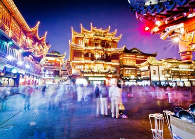 Yu Garden Shanghai at Night with Motion Blur Crowds - free city & urban wallpaper 5120×3657