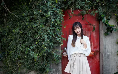 Woman in White Outfit Against Red Door with Ivy - free people & portraits wallpaper 5054×3184