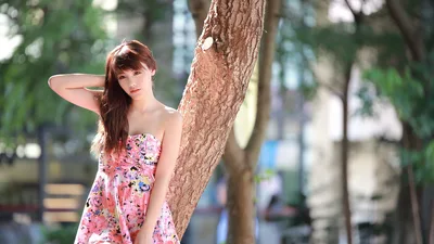 Young Woman Posing Against Tree Trunk in Park - free people & portraits wallpaper 5760×3240