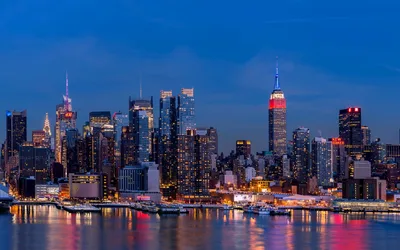 Manhattan Skyline at Twilight with Illuminated Buildings - free city & urban wallpaper 2560×1600