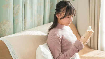 Young Woman Reading on Bedroom Couch - free people & portraits wallpaper 4096×2304