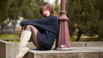 Woman in Dark Sweater Posing by Lamp Post - free wallpaper 4992×2816
