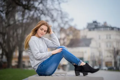 Woman Sitting in Urban Park with City Background - free wallpaper 6000×4000