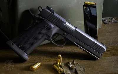Semi-Automatic Pistol with Ammunition Display - free architecture wallpaper 3840×2400