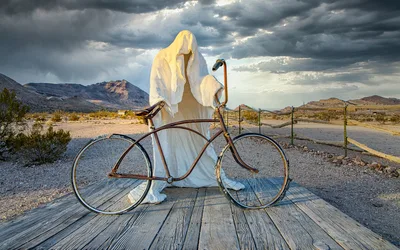 Ghost Rider on Vintage Bicycle in Desert Landscape - free art & design wallpaper 3840×2400