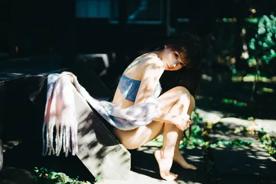 Woman sitting in Sunlit Courtyard - free people & portraits wallpaper 6000×4000