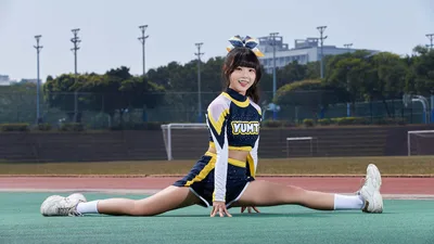 Cheerleader In Split Pose On Sports Court - free people & portraits wallpaper 5182×2915