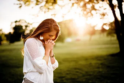 Girl in White Praying in Sunlit Park - free people & portraits wallpaper 2016×1345