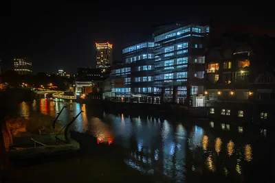 Nighttime Waterfront District with Illuminated Buildings - free city & urban wallpaper 2048×1365