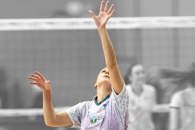 Volleyball Player Following Ball With Raised Arm - free people & portraits wallpaper 6000×4000