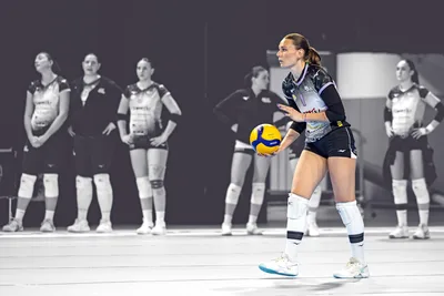 Female Volleyball Player Serving During Match - free wallpaper 6000×4000