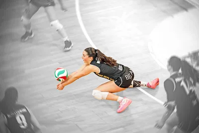Volleyball Player Diving for Ball on Indoor Court - free people & portraits wallpaper 6000×4000