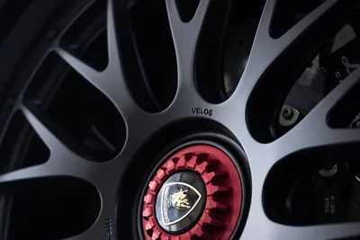 Lamborghini Velos Wheel with Red Center Cap Detail - free cars & vehicles wallpaper 9504×6336