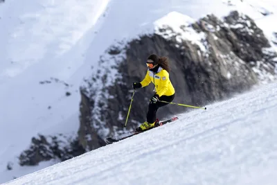 Skier in Yellow Jacket Descending Alpine Slope - free sports wallpaper 5120×3413