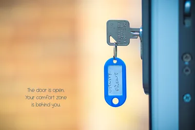 Key in Lock with Motivational Text and Open Door - free minimalist wallpaper 3000×2000