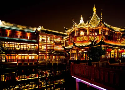 Traditional Chinese Architecture Illuminated at Night - free city & urban wallpaper 5028×3591