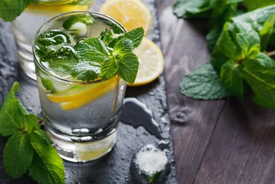Refreshing mojito cocktail with lemon and mint leaves - free food wallpaper 8000×5333