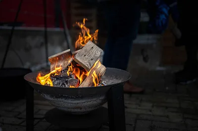 Blazing Fire Pit With Wood Logs at Night - free photography wallpaper 2400×1593