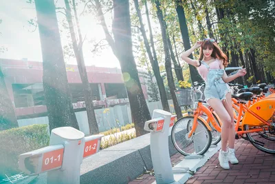 woman with bicycle in park - free people & portraits wallpaper 5760×3840
