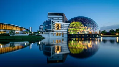 Modern Glass Dome Building with Water Reflection - free city & urban wallpaper 7500×4219
