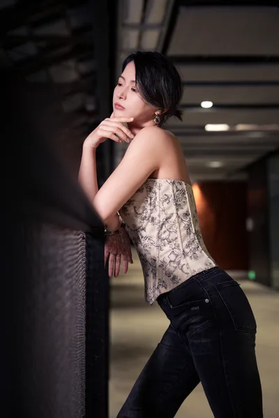 Elegant Woman in Corset - free people & portraits wallpaper 4096×6144
