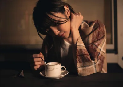 woman cozy night coffee shop - free people & portraits wallpaper 2022×1428