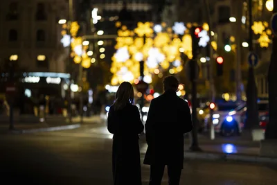 couple,night,city,lights,bokeh,street,silhouette,woman,man,people,urban,evening,walk,romance,togetherness,darkness,back view,illuminated - free people & portraits wallpaper 6000×4000