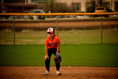 baseball,player,boy,child,field,glove,uniform,cap,orioles,sport,game,athlete,youth,outfield,grass,fence,match,competition - free sports wallpaper 6000×3997