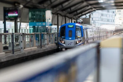 Modern Blue Train at Urban Metro Station Platform - free cars & vehicles wallpaper 5568×3712