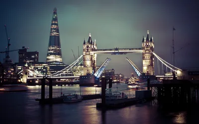 London's Glowing Icons at Twilight - free city & urban wallpaper 3840×2400