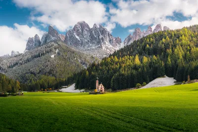 Alpine Church in the Dolomites - free nature wallpaper 8000×5328