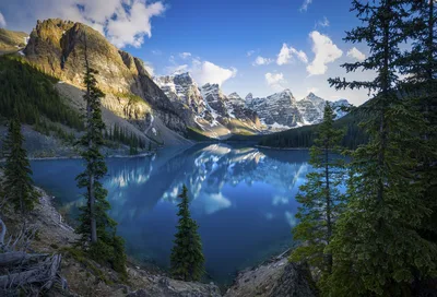 Moraine Lake's Alpine Reflection - free nature wallpaper 5120×3481