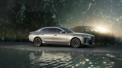 BMW i7 M Sport: Luxury Electric Elegance - free cars & vehicles wallpaper 7680×4320