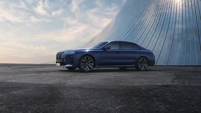 BMW M760e xDrive Luxury Sedan in Deep Blue - free cars & vehicles wallpaper 7680×4320