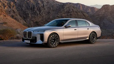 BMW i7 xDrive60 Electric Luxury in Desert Mountains - free cars & vehicles wallpaper 7680×4320