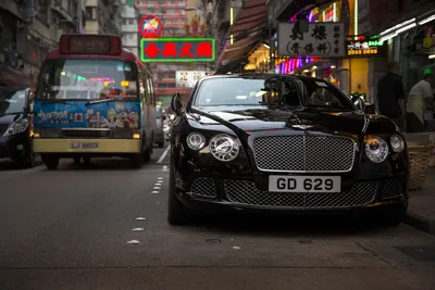Black Bentley Luxury Car in Asian Street Traffic - free cars & vehicles wallpaper 5760×3840