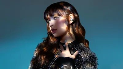 Lisa - Elegant Portrait in Teal Light 5K - free people & portraits wallpaper 5120×2880