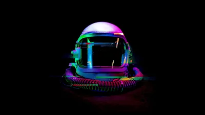 Astronaut helmet Glitch art - free dark wallpaper 7680×4320