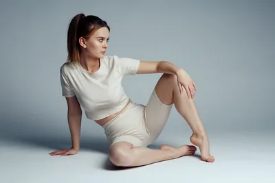 Minimalist Athletic Pose - free people & portraits wallpaper 2560×1707