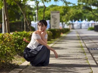 Park Reverie: Woman in White - free people & portraits wallpaper 3608×2706