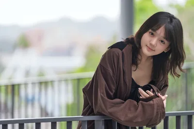 Gentle Smile on the Balcony - free wallpaper 5120×3413