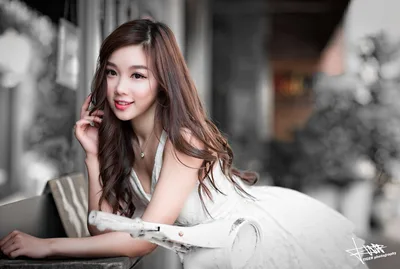 Elegant Woman in White, Gentle Smile - free wallpaper 5120×3449